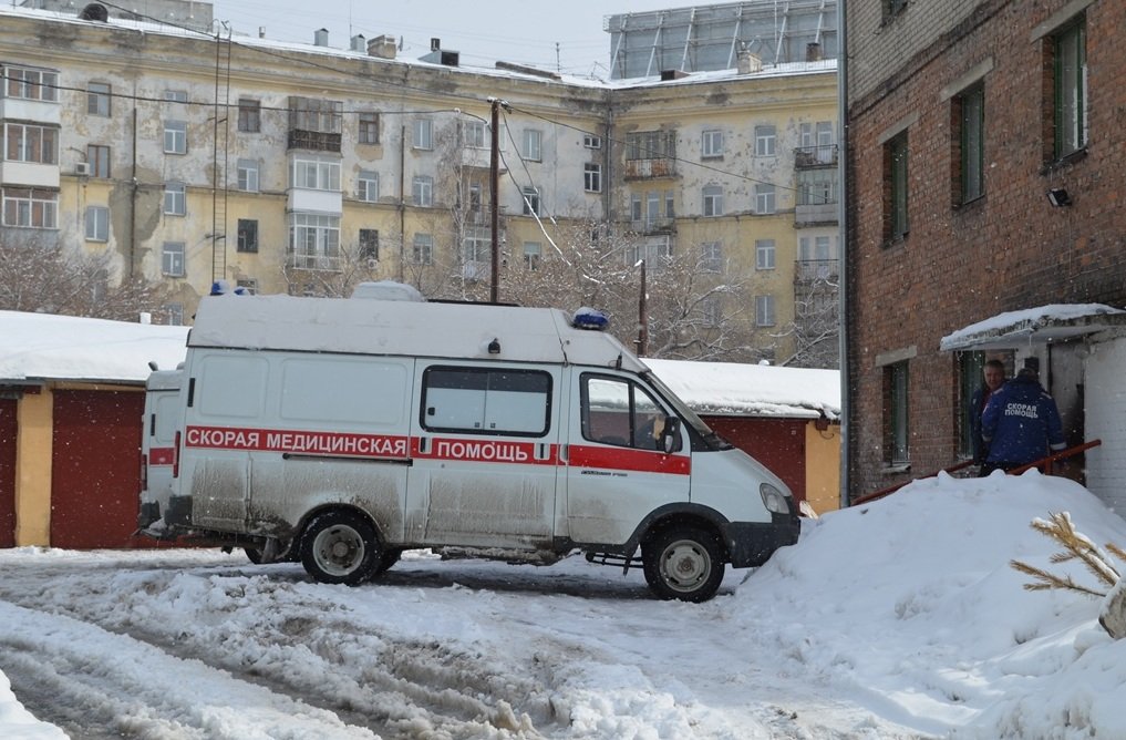 Автомобили «скорой» застревают в снежной каше на дорогах